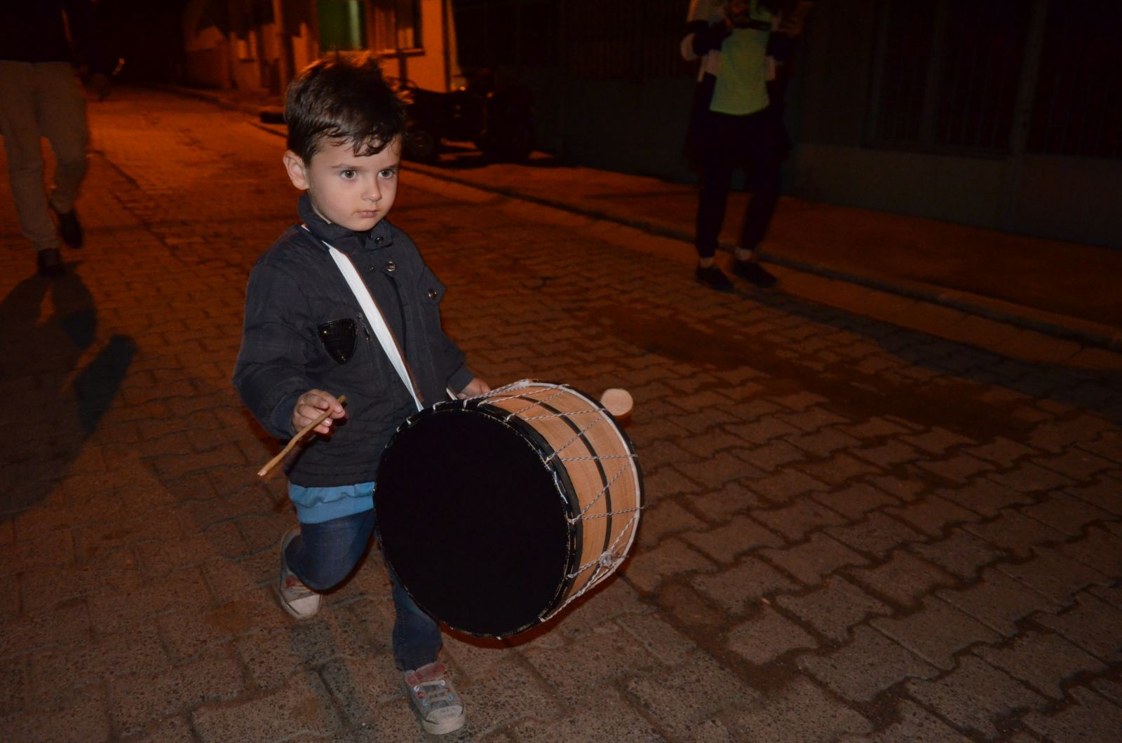 Bu mahalle 3 yaşındaki çocuğun davul sesiyle sahura uyanıyor