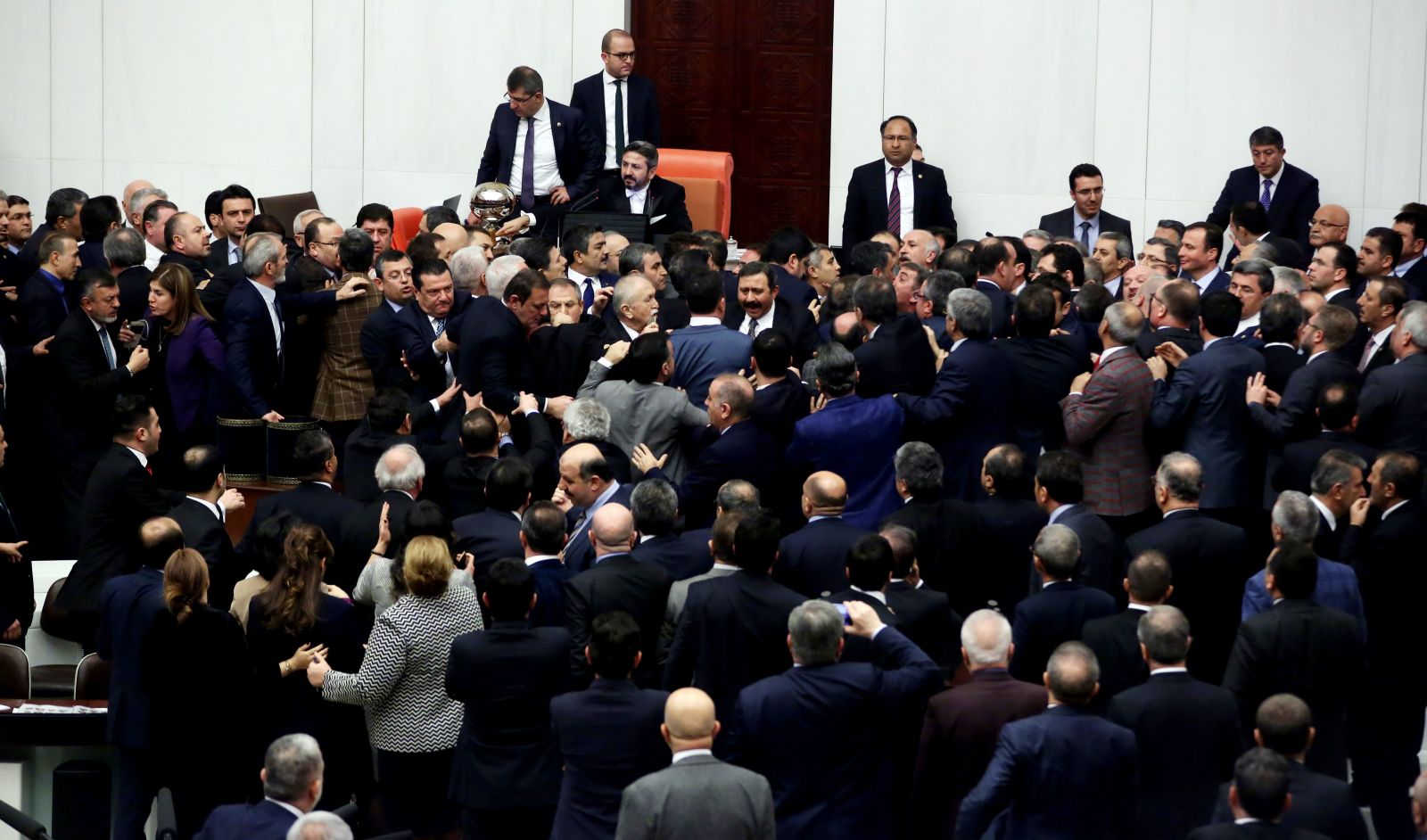 CHP'li vekiller AK Partili vekilleri darp etti