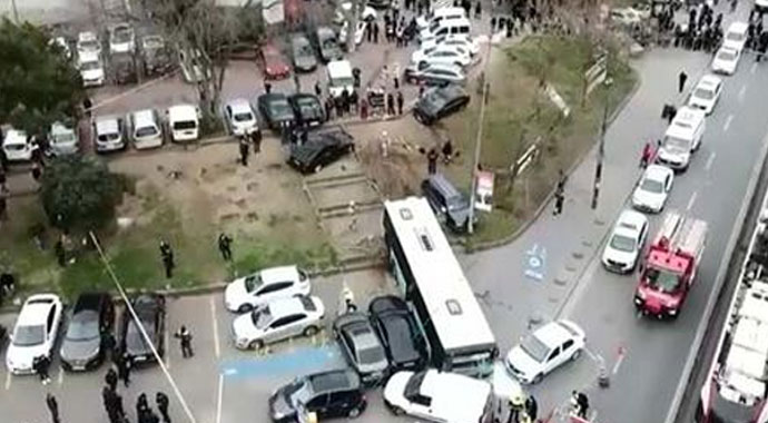 Beyazıt'ta özel halk otobüsü kaza yaptı: Çok sayıda yaralı var