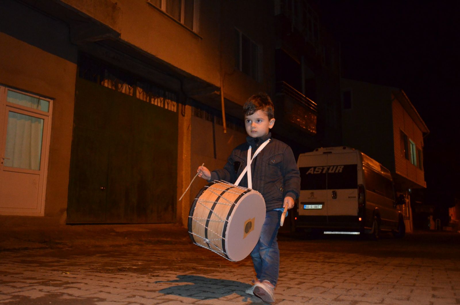 Bu mahalle 3 yaşındaki çocuğun davul sesiyle sahura uyanıyor