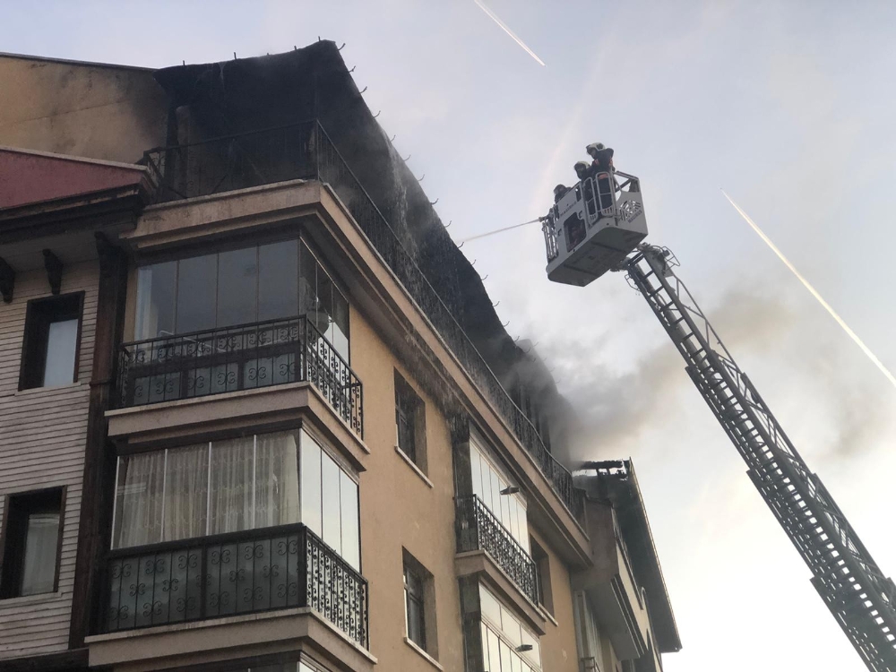 Bipolar rahatsızlığı olan adam evini ateşe verdi