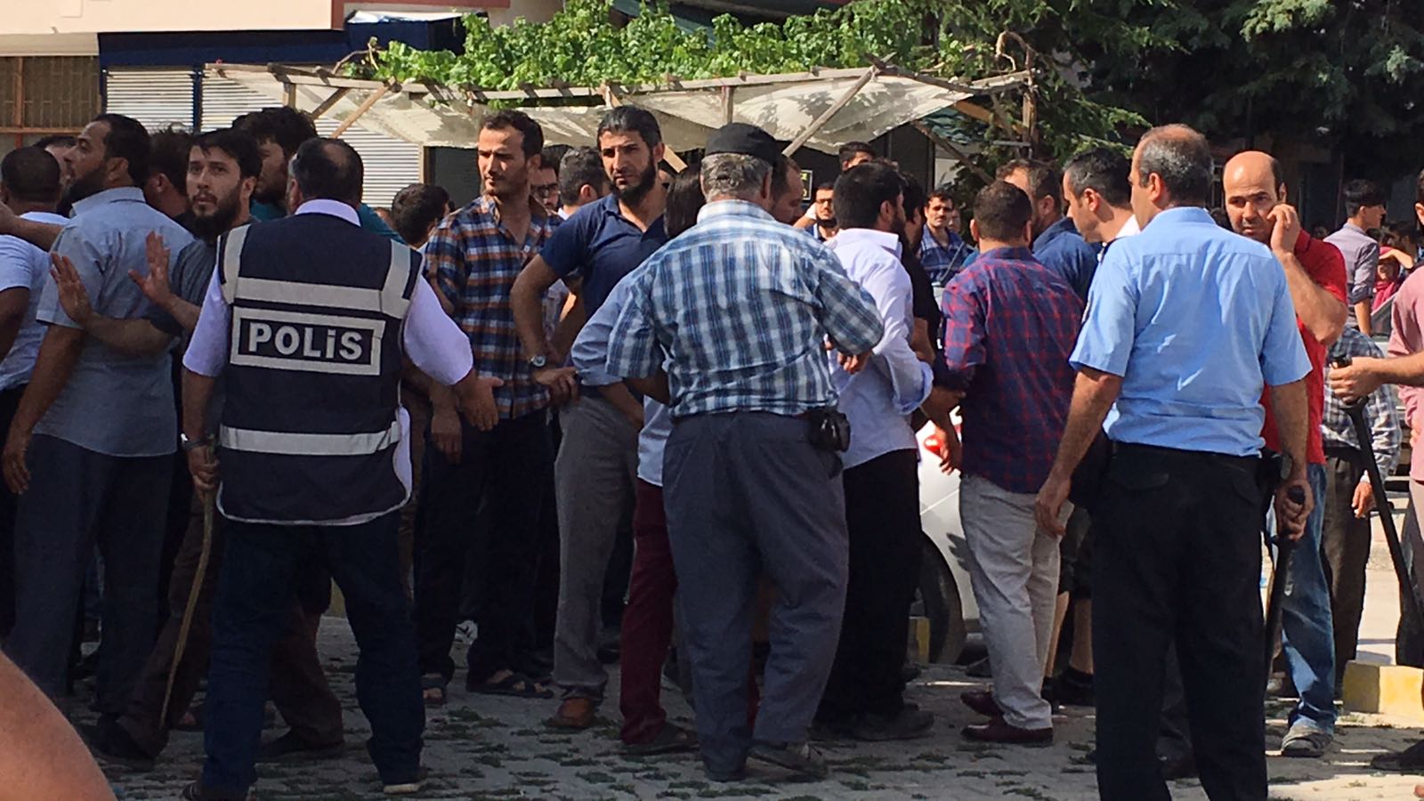 Arkadaşları vurulan pazarcı esnafı ev bastı: 4 yaralı