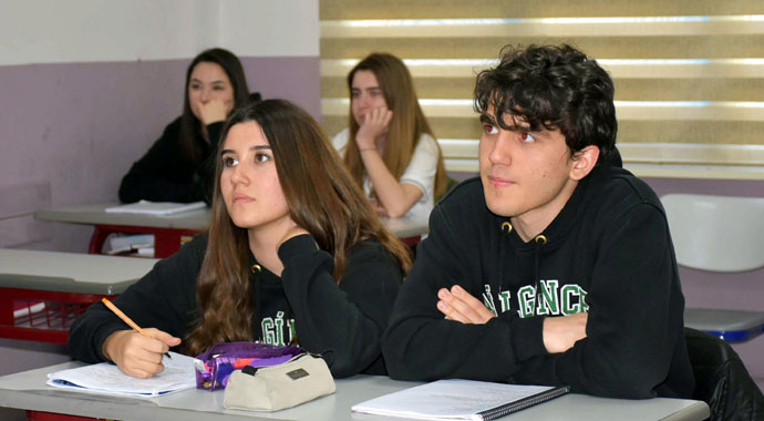 Liseli ikizleri birbirinden ayırmak güç