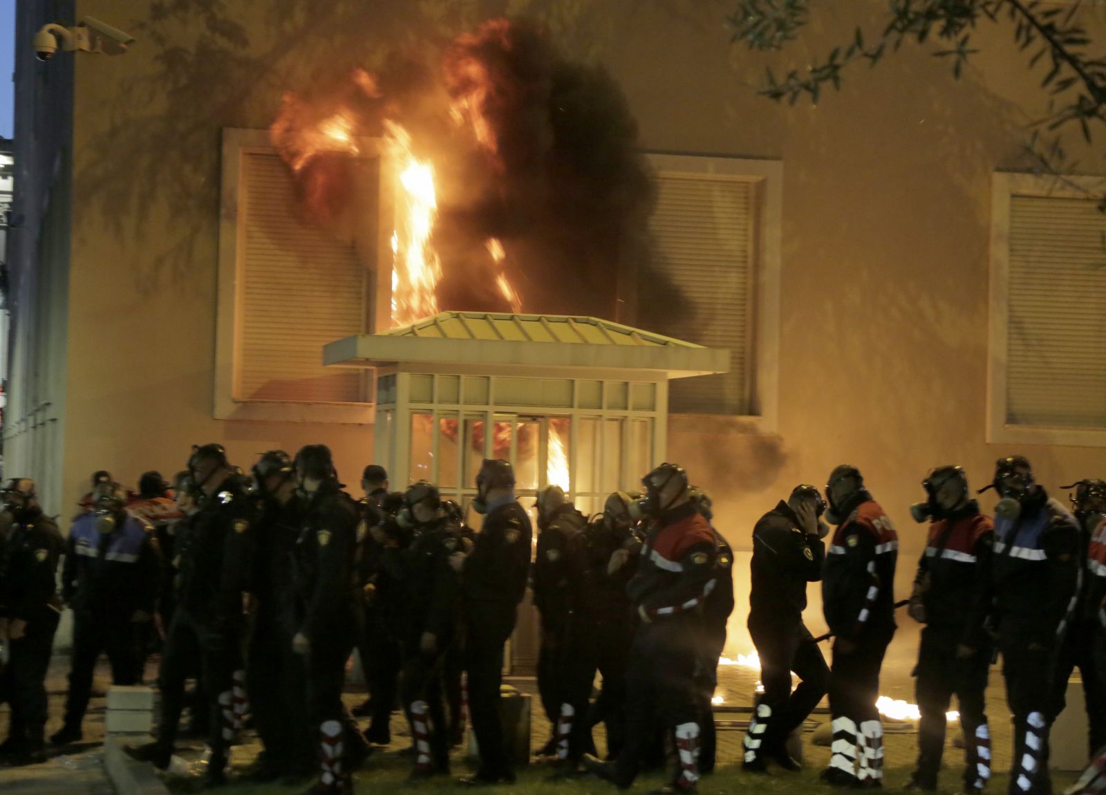 Arnavutluk’ta hükumet karşıtı protestolarda arbede: 13 polis yaralandı