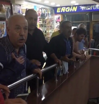 Çılgına dönen esnaflar, ekipler gelmeden başkanı göndermedi