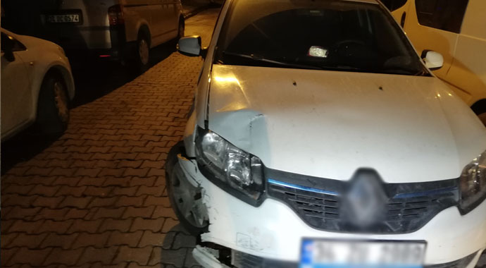 Kaza yapan motosiklet yandı, park halindeki 2 araç küle döndü