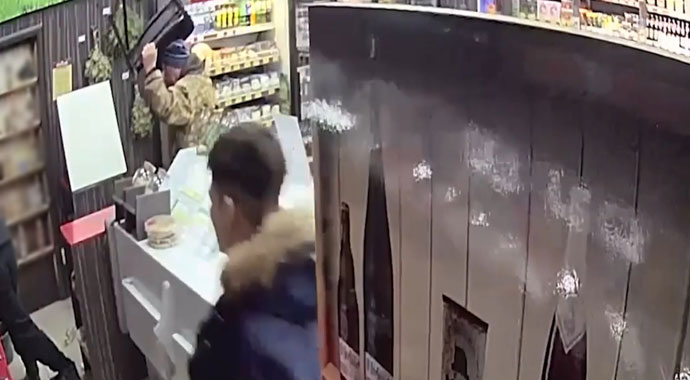 Çekiçle soyguna gitti, önce biber gazı ardından dayak yedi Çekiçle soyguna gitti, önce biber gazı ardından dayak yedi