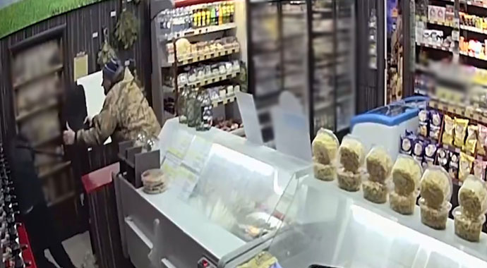 Çekiçle soyguna gitti, önce biber gazı ardından dayak yedi Çekiçle soyguna gitti, önce biber gazı ardından dayak yedi