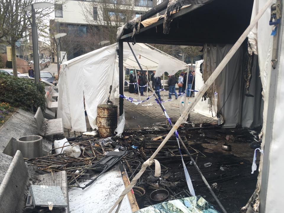 Brüksel'deki PKK çadırı yakıldı Brüksel'deki PKK çadırı yakıldı