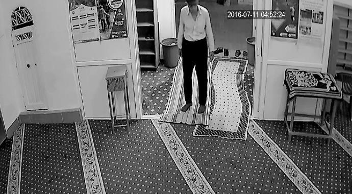 Adana'da yaşlı bir adam camideki bağış kutusunu çaldı