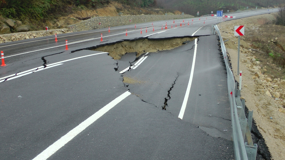Sağanak yağış yol çökertti Sağanak yağış yol çökertti