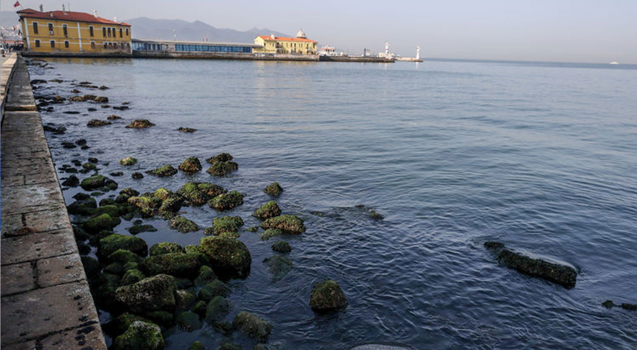 İzmir’de deniz suyu çekildi, tarihi iskele geçici olarak kapatıldı