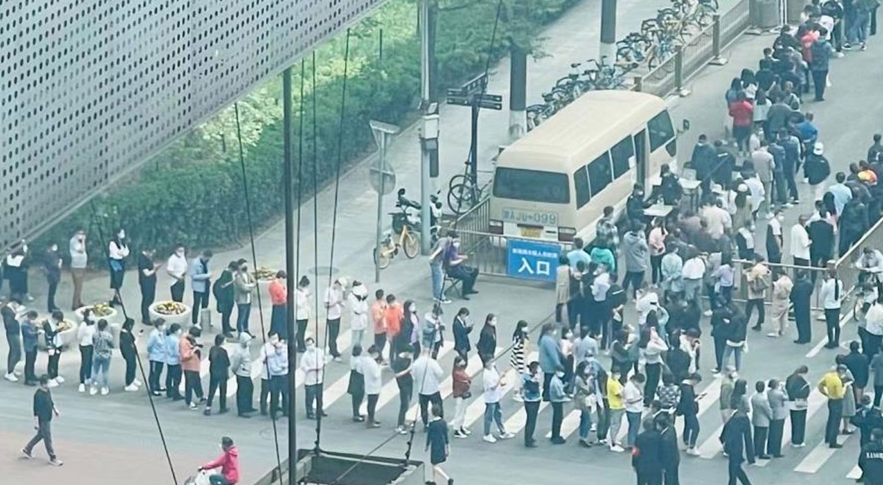 Pekin’de vakalar arttı, market rafları boşaldı