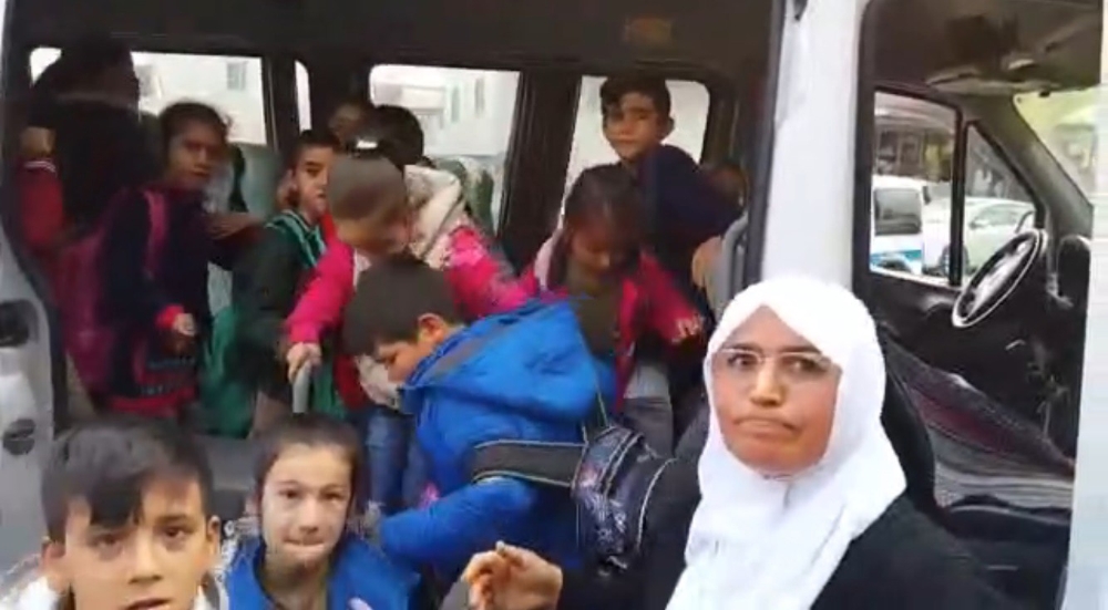 17 kişilik öğrenci servisinden 48 kişi çıktı