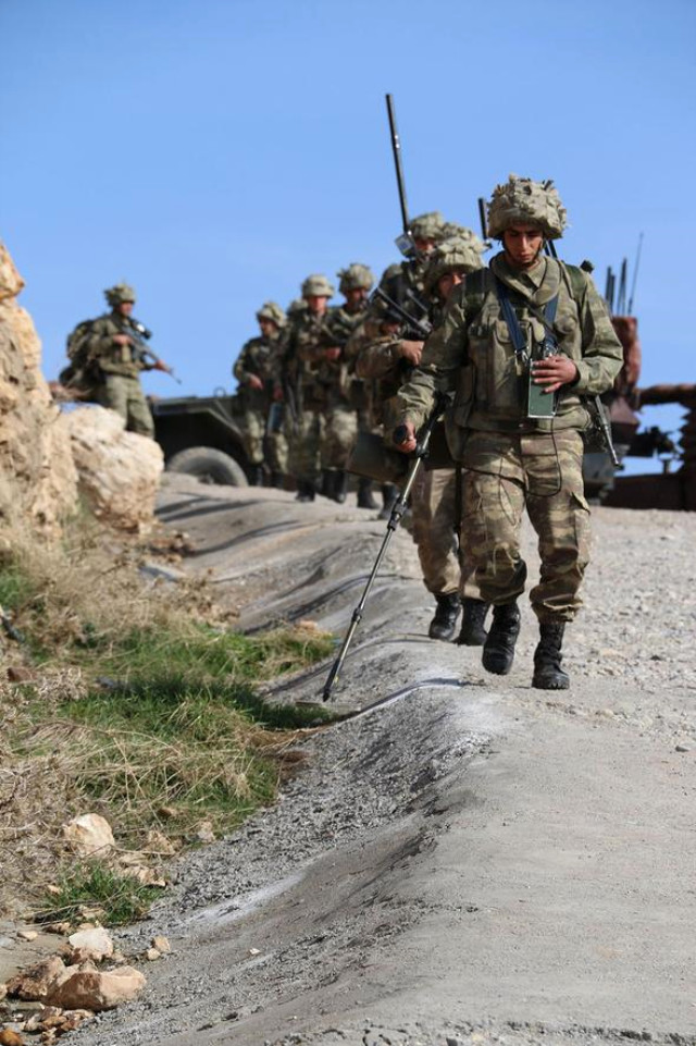 Mehmetçik, teröristlerin geçiş güzergahını yerle bir etti!