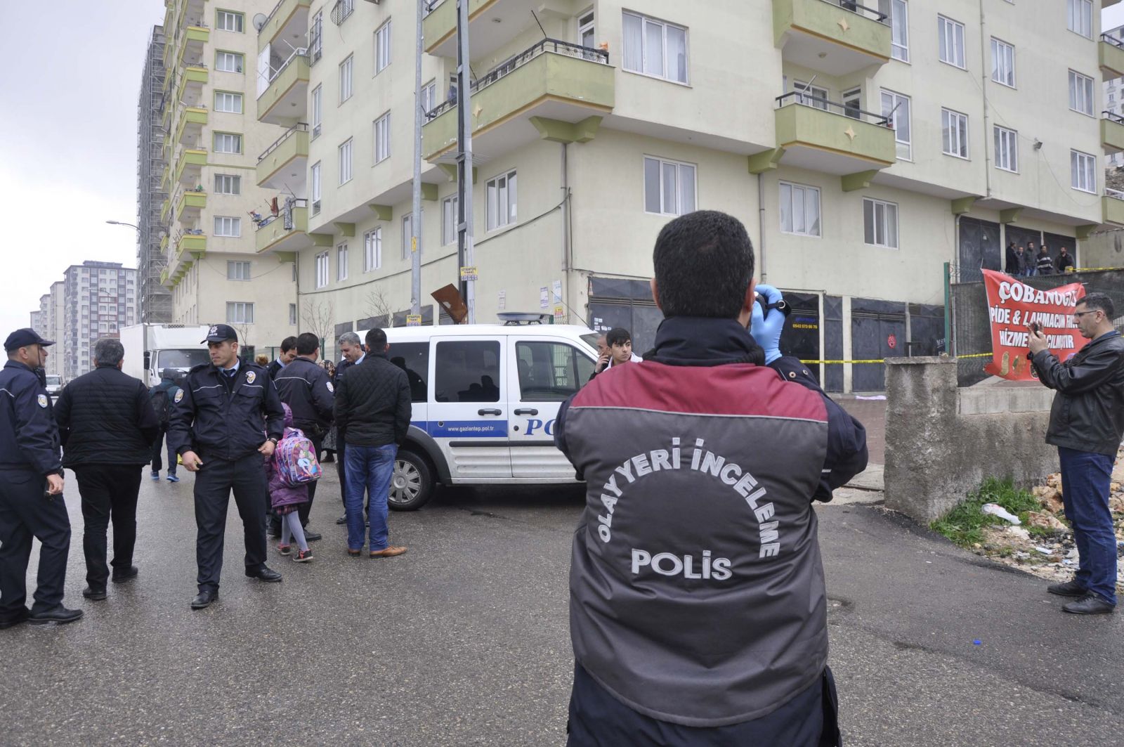 12. kattan atlayıp 11. kata düşen genç kız ayağı kalktığı gibi...