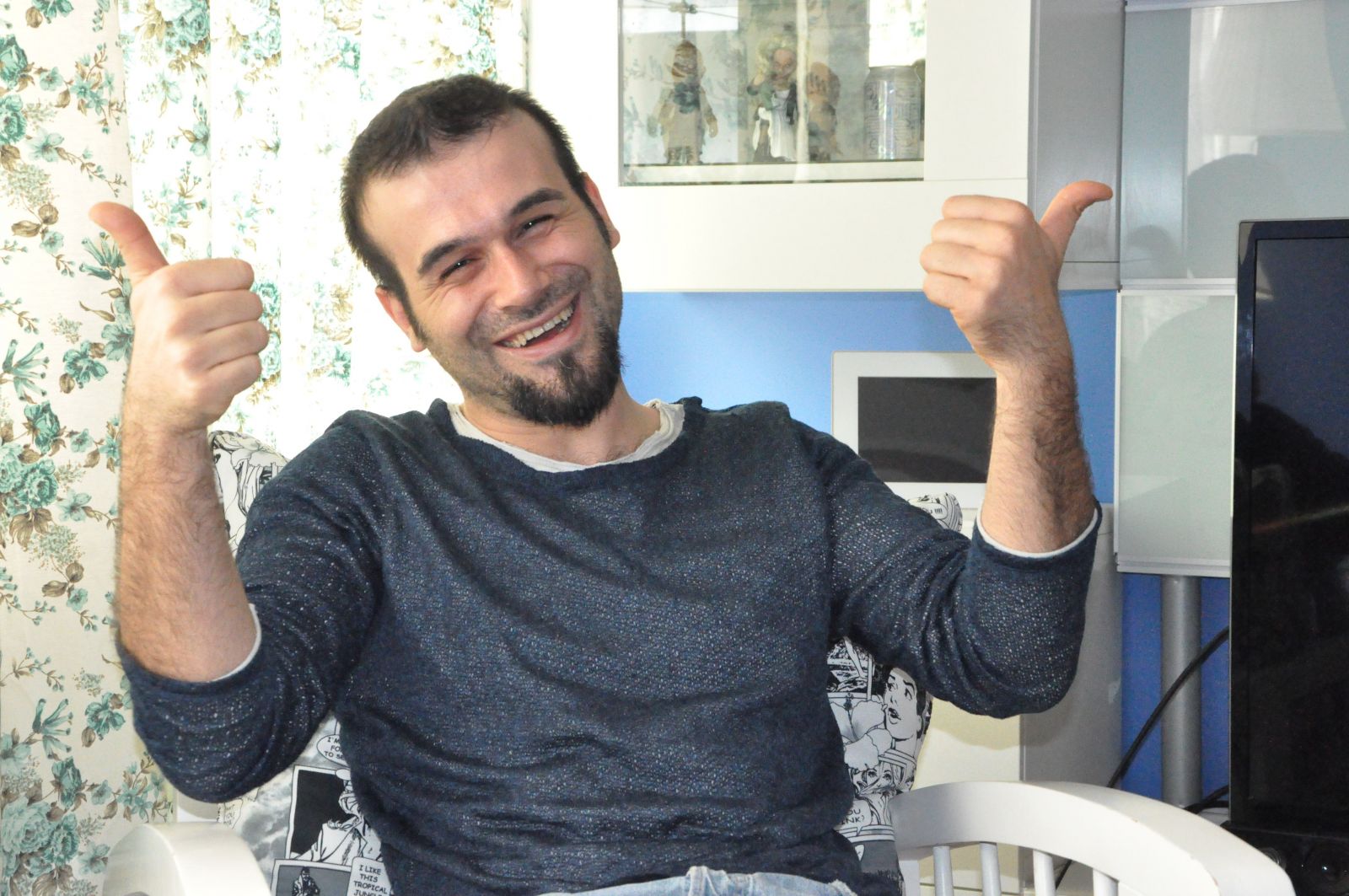 Otostopla arabasına aldığı dolandırıcıları ifşa ediyor