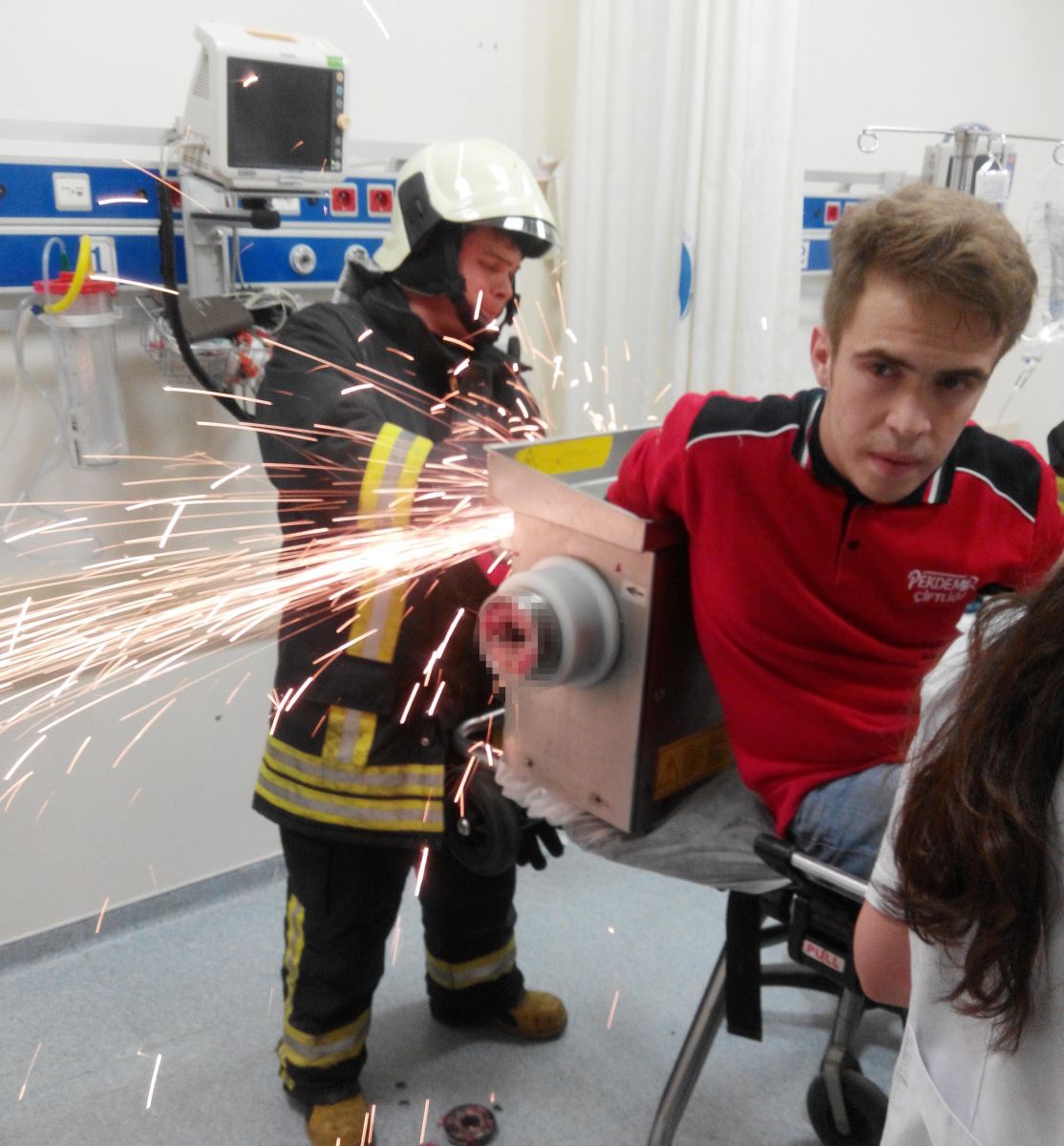 Elini kaptırdığı kıyma makinesi ile hastaneye getirildi