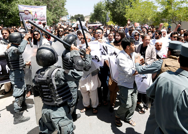 Öfkeli Afgan göstericiler ateş açılarak durdurulabildi