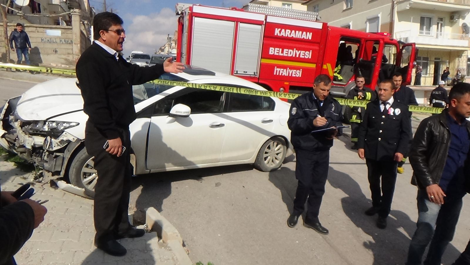 Otomobiliyle kaza yapan oğlunu sopayla kovaladı