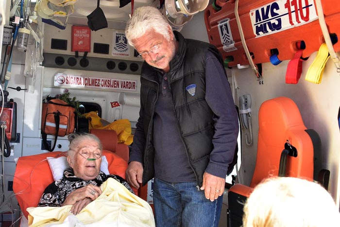 Ünlü oyuncunun kayınvalidesi oy kullanmaya ambulansla geldi