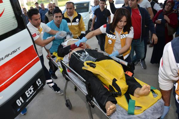 Çoluk çocuk dinlemeden otomobildekileri kalaşnikofla taradılar: 1 ölü, 2 yaralı