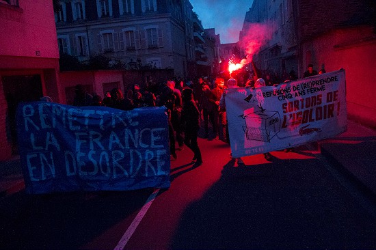 Fransa'da Le Pen ve Macron protestosu