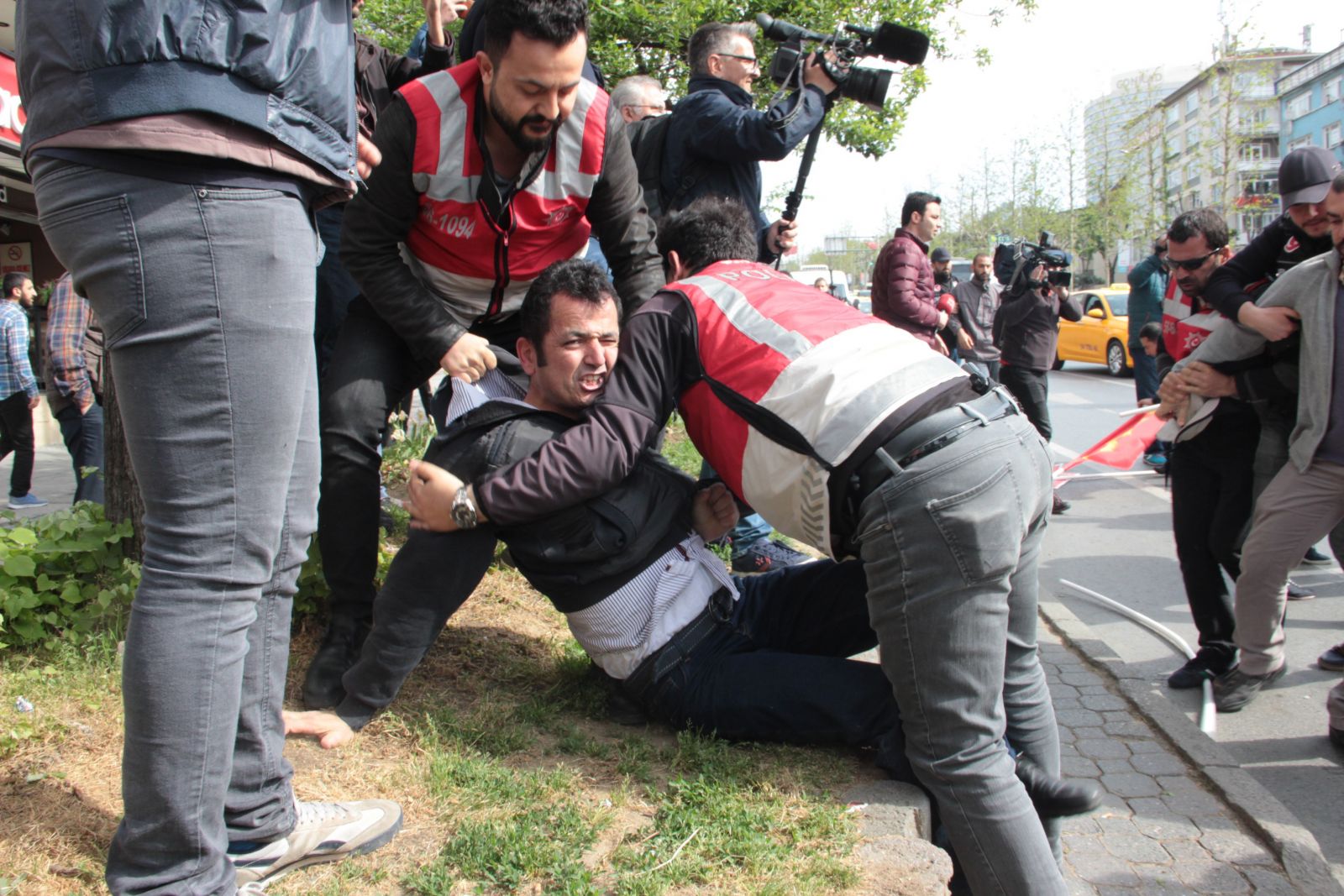 Beşiktaş'tan Taksim'e yürümek isteyen gruba müdahale