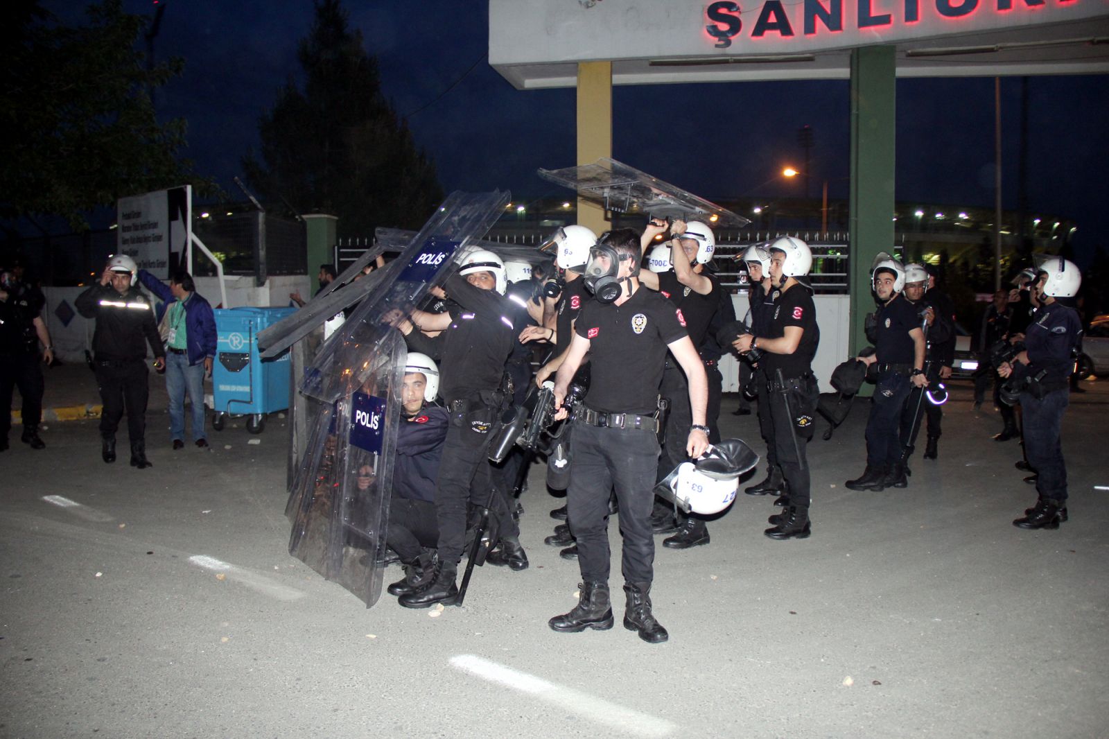 Maç sonrası ortalık savaş alanına döndü