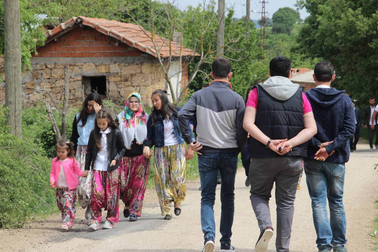 Bekar kızlar ve erkekler 'gönüllerinin sultanı'nı bulmak için o sokağa koştu