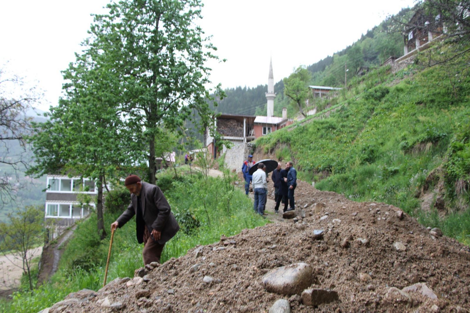 Bir inat uğruna mahalle yolunu ulaşıma kapattı!