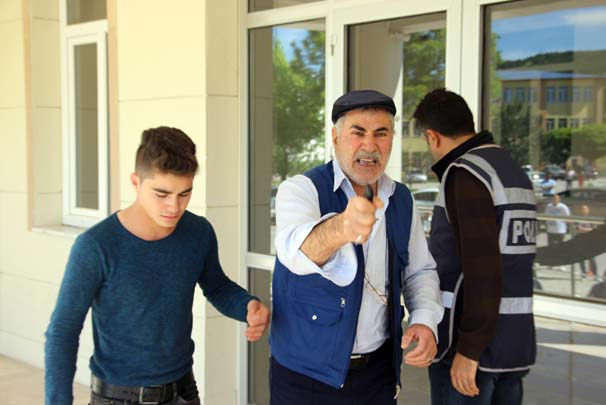 Oğlu sınava geç kaldı, kapıları yumrukladı