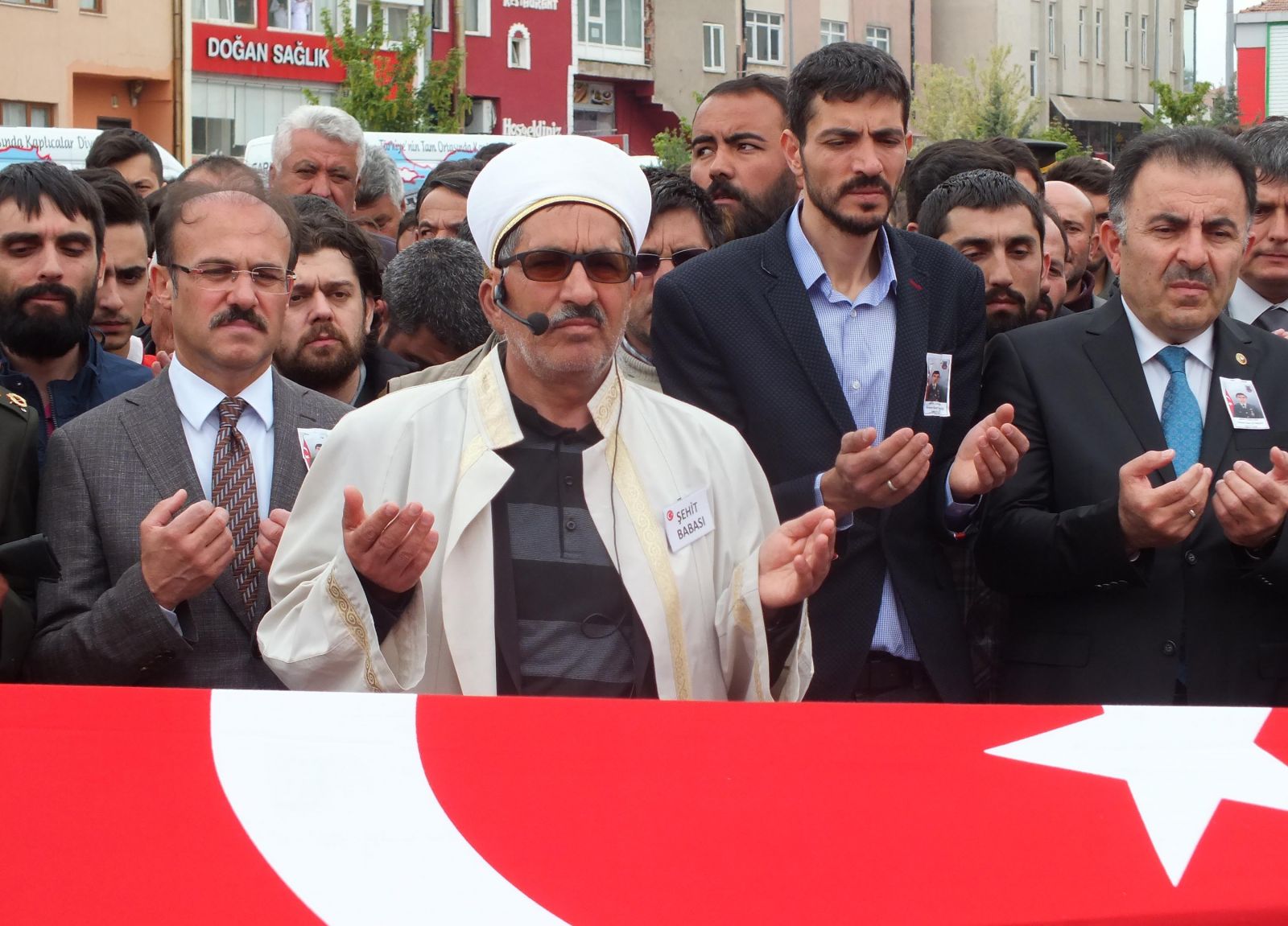Şehit oğlunun cenaze namazını kıldıran babadan teröre tepki