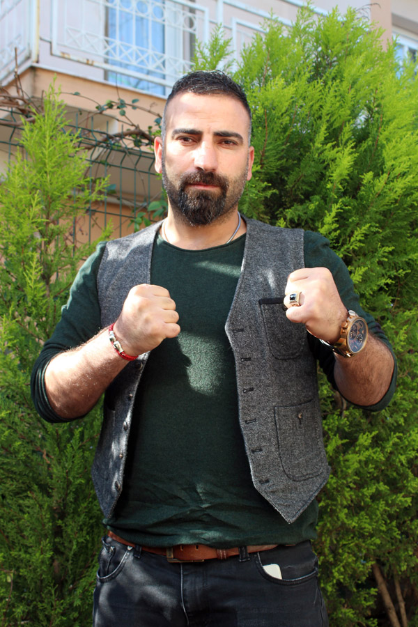 Dolandırıcılar dünya kick boks şampiyonuna denk geldi!