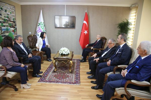 CHP ve HDP'den bol kahkahalı toplantı