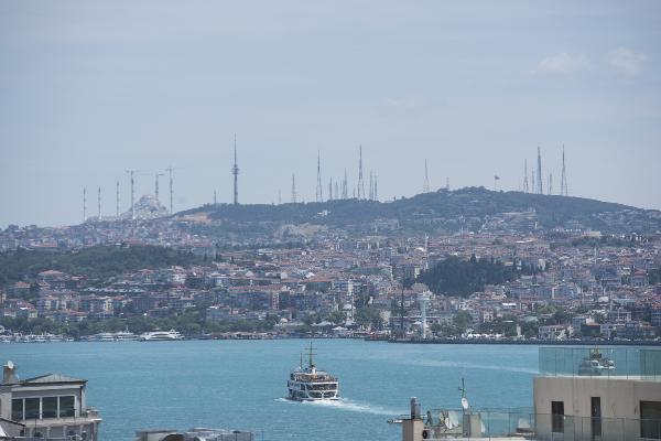 İstanbul Boğazı turkuaza boyandı
