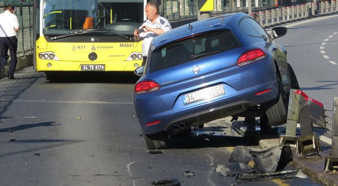 Fikirtepe'de metrobüs yoluna otomobil girdi