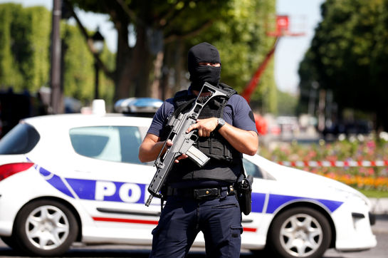 Paris'te polis aracına saldıran şüpheli öldürüldü