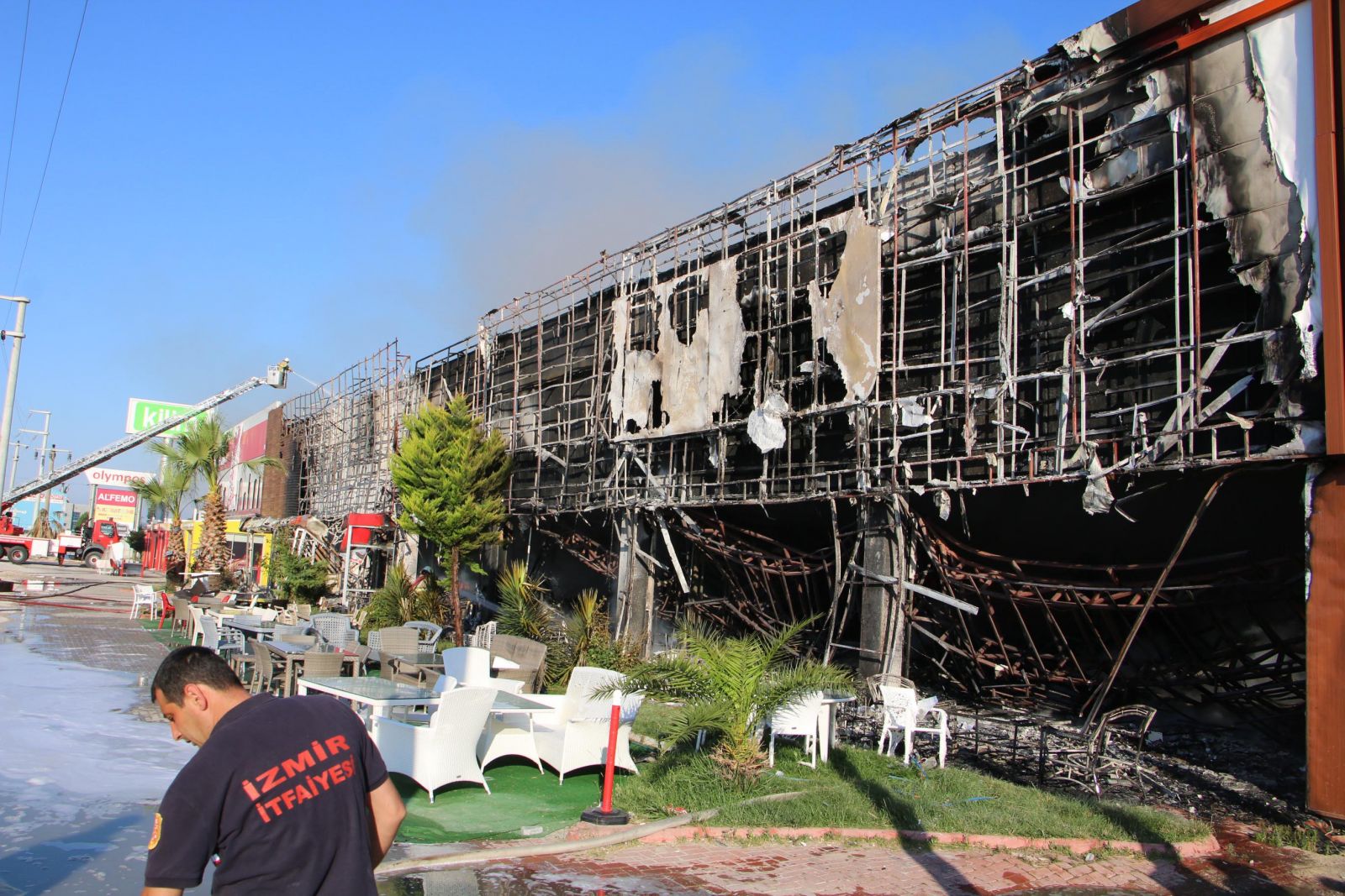 İzmir'de bir AVM'de yangın