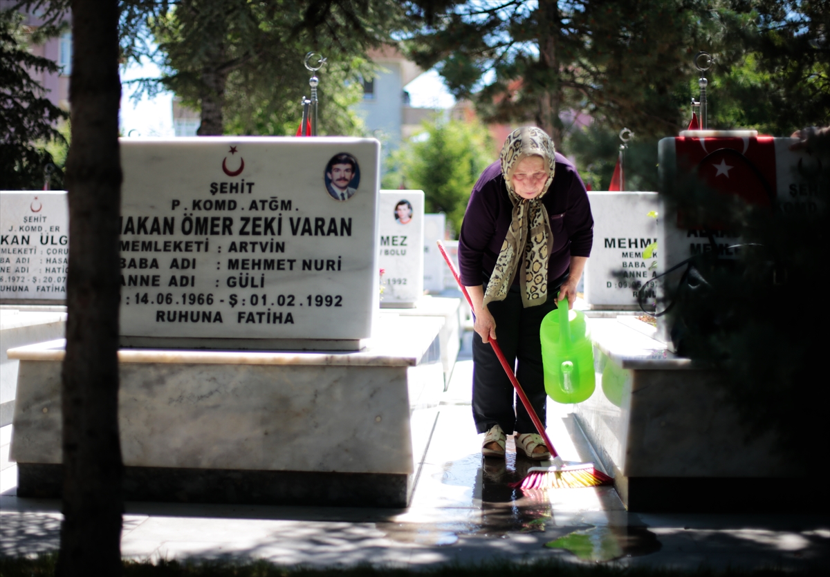 3 yaşındaki Lara'dan şehit babasına ziyaret