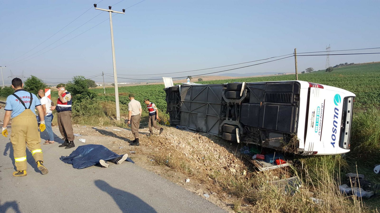 Balıkesir'de yolcu otobüsü devrildi