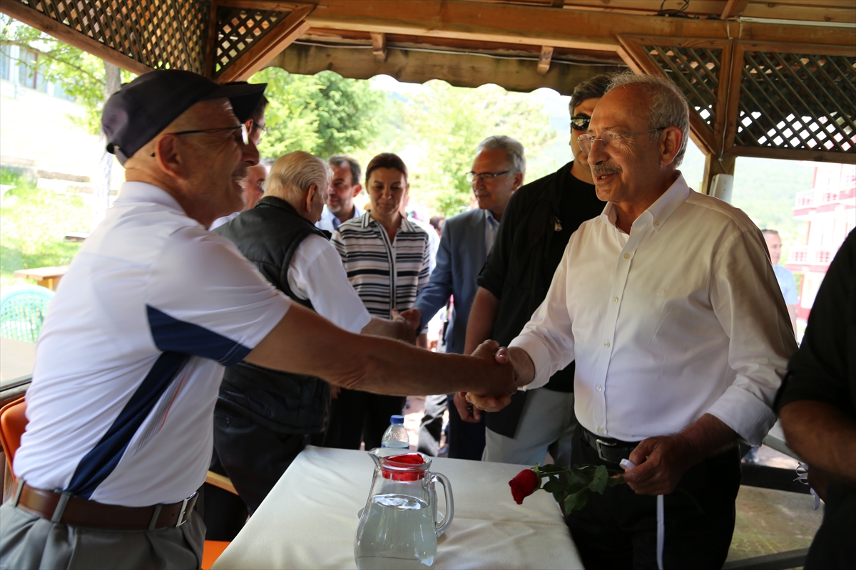 Kılıçdaroğlu Bolu'da vatandaşlarla bayramlaştı