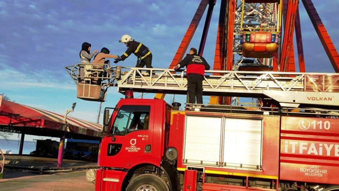 Elektrik kesilince dönme dolapta 1 saat mahsur kaldılar