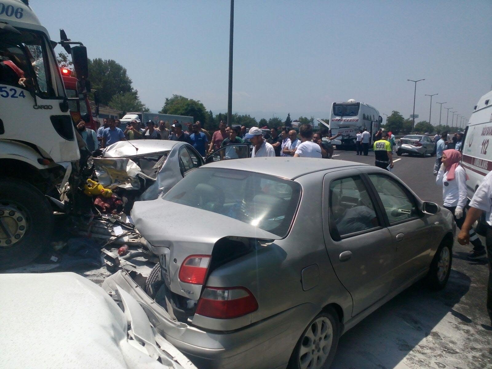 Sakarya TEM'de zincirleme kaza, çok sayıda yaralı var