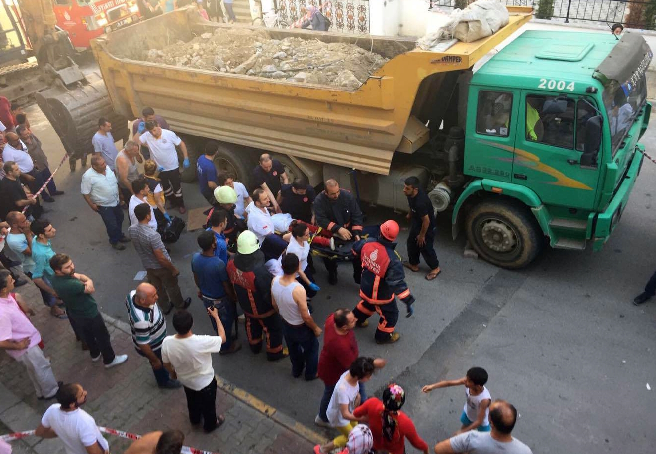 Hafriyat kamyonunun altından şans eseri kurtuldu