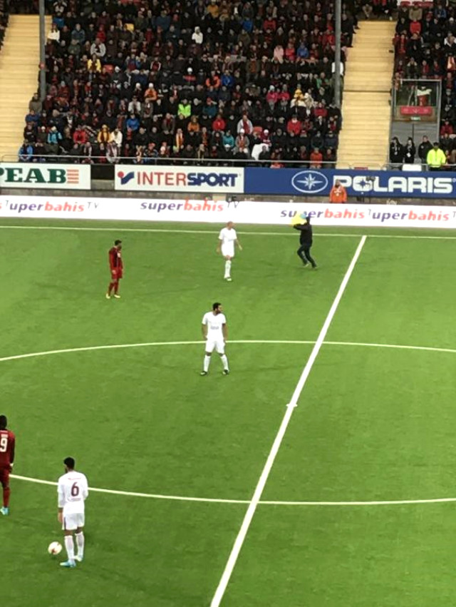 Galatasaray'ın maçında skandal! İki terörist Öcalan posteri açtı