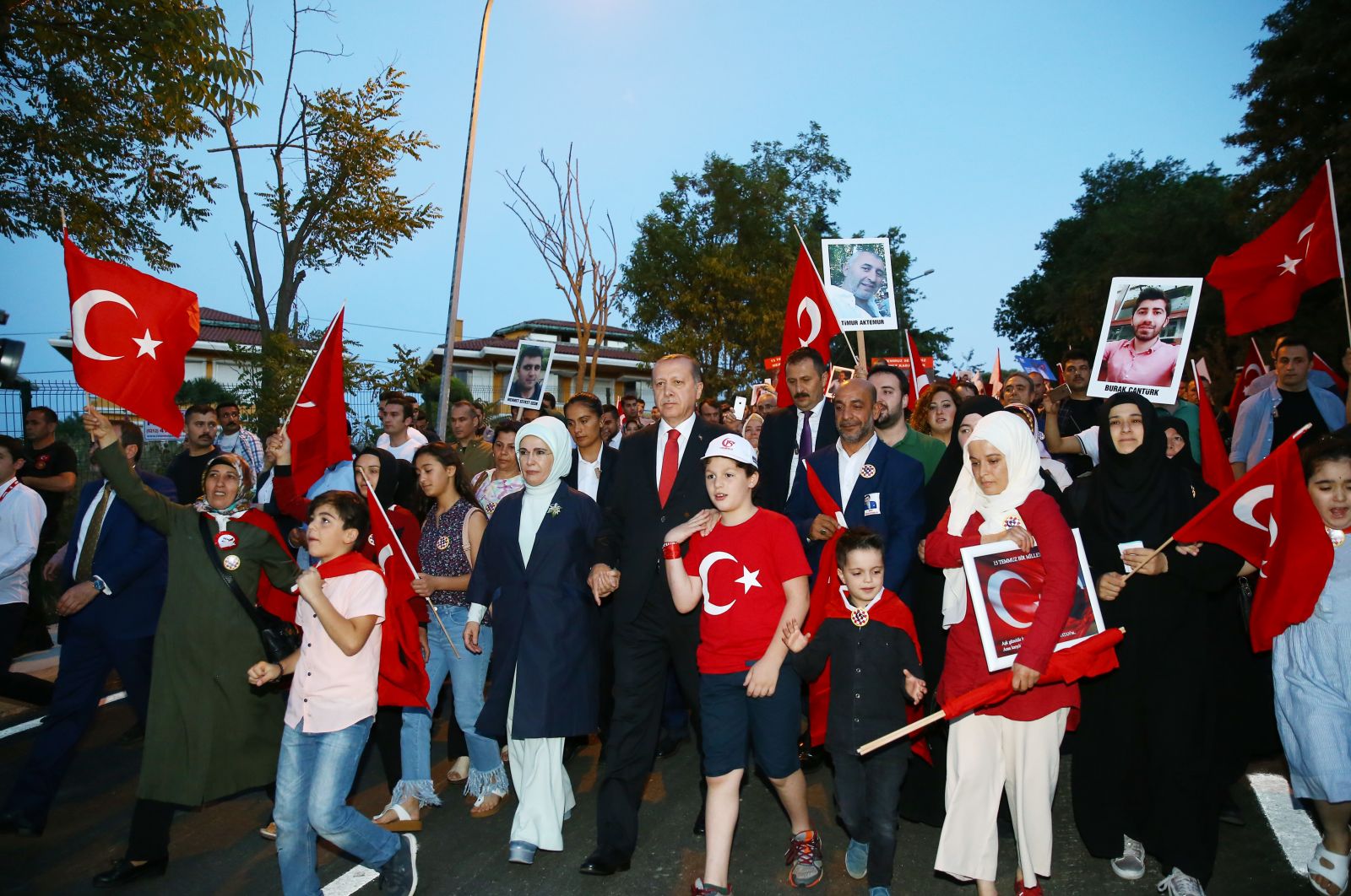 Cumhurbaşkanı Erdoğan'ın Şehitler Köprüsü'ne yürüyüşü