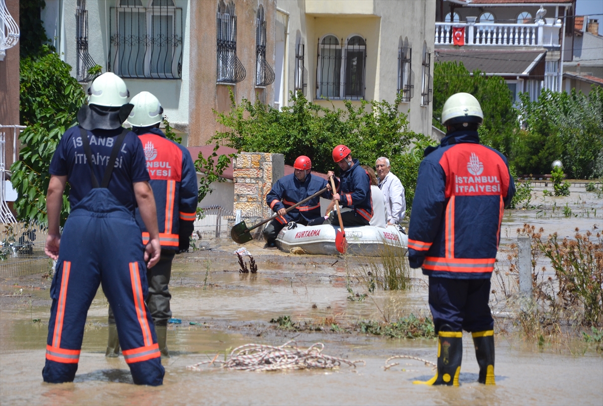 İstanbul'daki sağanak itfaiye aracını bile etkiledi