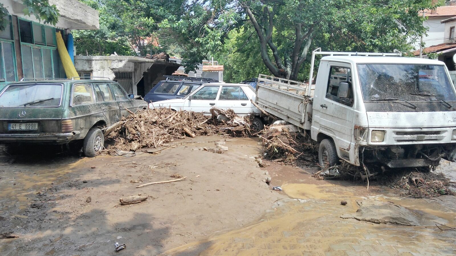 Burhaniye'de sel araçları sürükledi