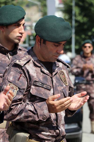 Şehit polis gözyaşlarıyla son yolculuğuna uğurlandı
